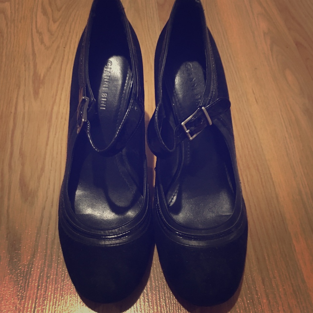 Black Round Toe Pumps
